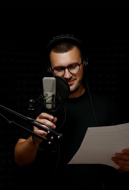 Milinko Mile Vasiljević (rođen 18. marta 1981. u Loznici) je istaknuti srpski spiker, TV voditelj, novinar i jedan od najprepoznatljivijih voice-over umetnika u regionu.