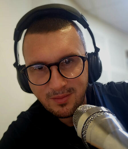 Milinko Mile Vasiljević (rođen 18. marta 1981. u Loznici) je istaknuti srpski spiker, TV voditelj, novinar i jedan od najprepoznatljivijih voice-over umetnika u regionu.