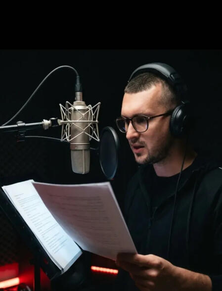 Milinko Mile Vasiljević (rođen 18. marta 1981. u Loznici) je istaknuti srpski spiker, TV voditelj, novinar i jedan od najprepoznatljivijih voice-over umetnika u regionu.